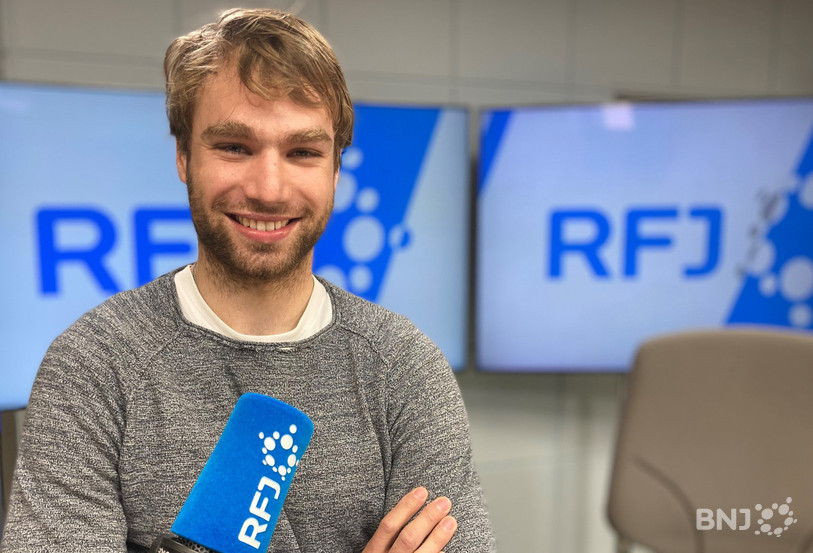 Reto Schmutz tout sourire ce jeudi matin dans le studio de RFJ.