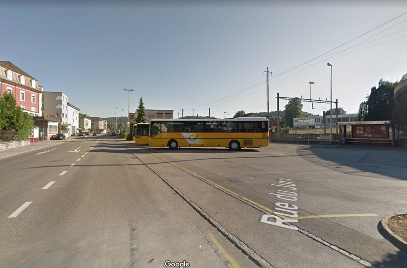 C'est sur cette place de Porrentruy qu'une gare routière moderne pourrait être créée (photo : capture d'écran Google Maps).