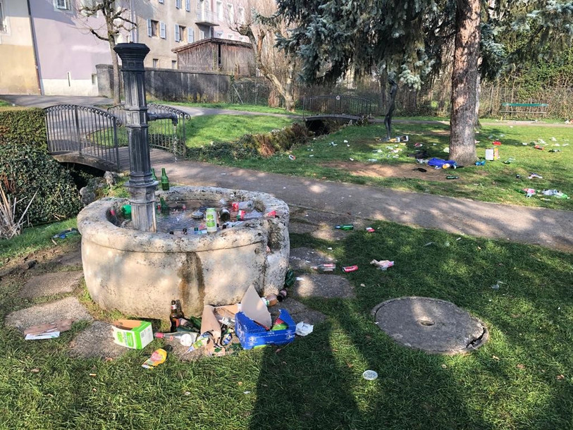 De nombreux déchets ont été laissés à même le sol. (Photo : Gabriel Voirol).