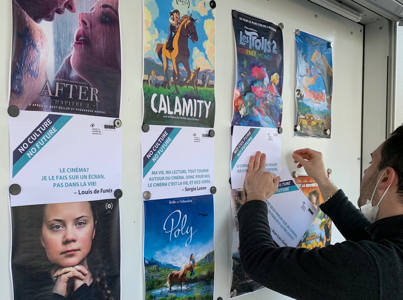 Des citations ont remplacé les affiches de films devant certains cinémas de la région. (Photo : Cinemont).