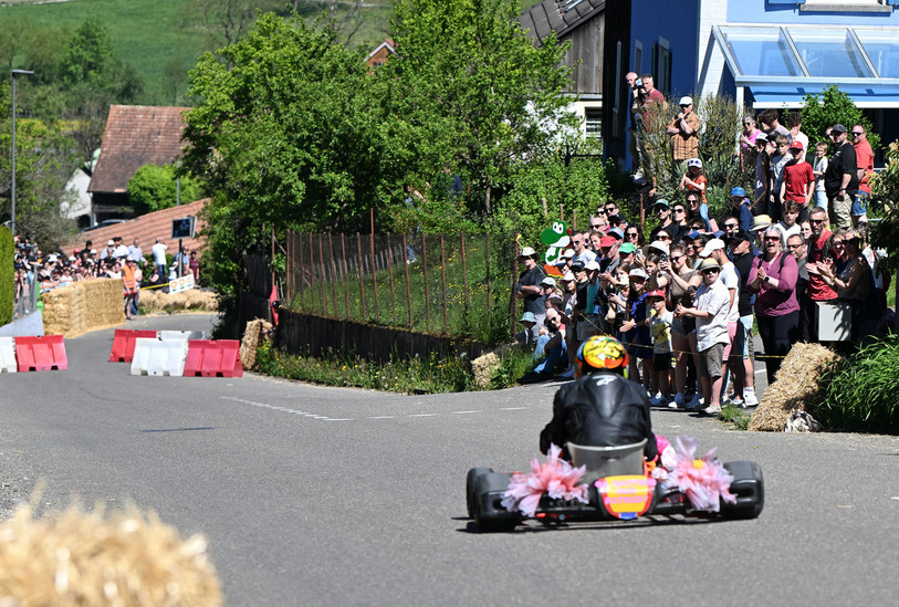 Un nombreux public est venu encourager les pilotes de la course de caisses à savon à Coeuve.