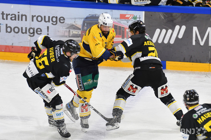 Ueli Huber (à gauche), David Aebischer et le HC Ajoie n'ont pas pu stopper Stefan Tschannen et Langenthal ce samedi à Porrentruy (photo : Georges Henz).