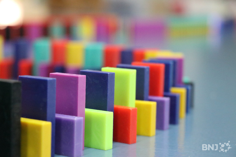 Les membres du comité d'AuReCo espèrent poser 30'000 dominos jusqu'à lundi 17 heures.