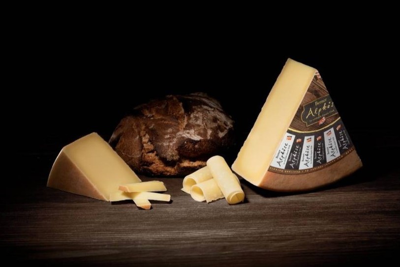 Le Berner Alpkäse se déguste bien souvent sous la forme de rouleaux (photo : Berner Alpkäse).