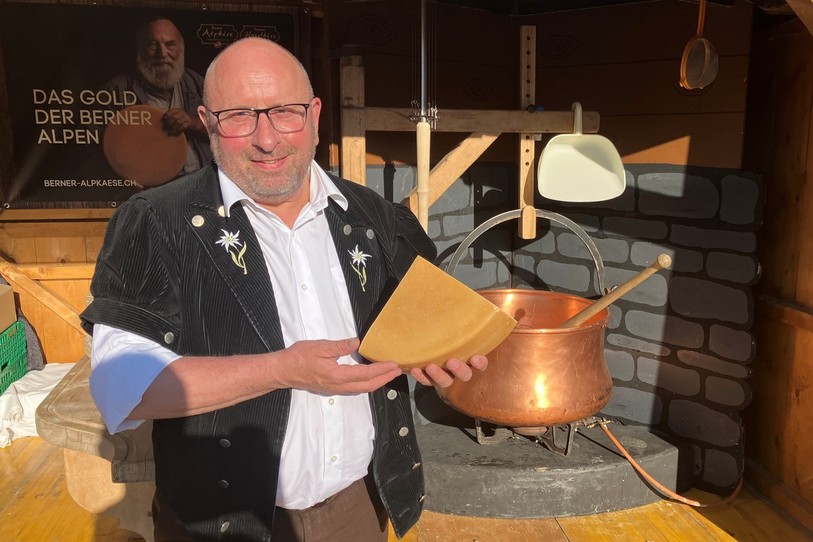 Maître fromager à Gstaad, René Ryser est présent à la Fête de la tête de moine pour présenter le Berner Alpkäse.