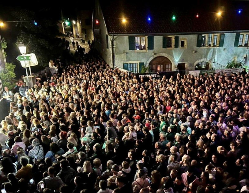 Le public s'est massé devant la scène pour vivre le concert d'Hélène Ségara. (Photo : Bastien Monnet)