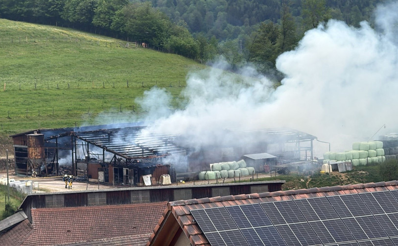 Le feu a pris dans un bâtiment agricole. (Photo : Auditeur reporter).