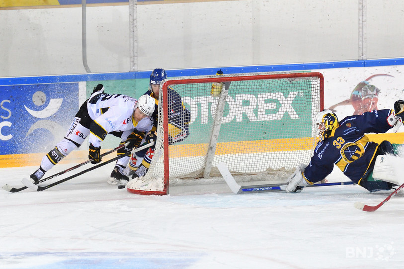 Ueli Huber se jette pour tromper le portier de Langenthal Pascal Caminada. C'est 2-0 pour Ajoie (photo : Georges Henz) !