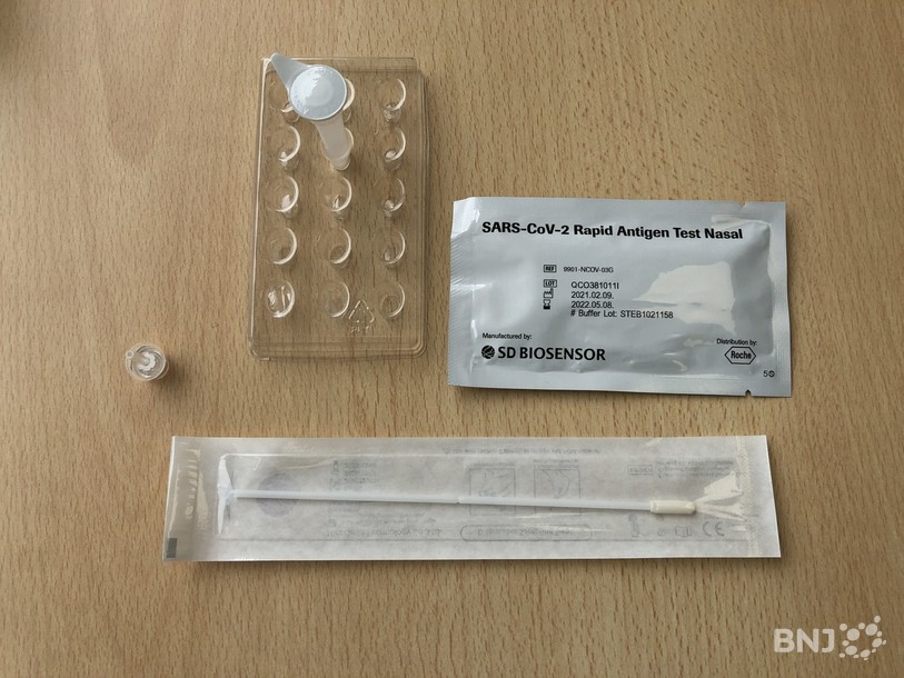 L'autotest, disponible gratuitement en pharmacie, se présente sous la forme d'un petit kit.