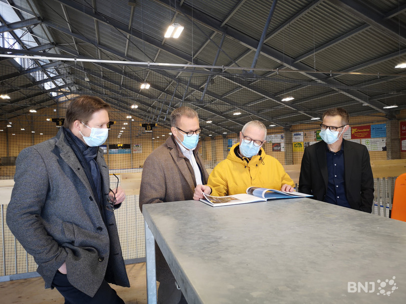 Patrick Tanner (président d'Erguël Sports SA), Rémy Defilippis (directeur de la banque CEC), Olivier Trummer (photographe) et Vincent Delémont (directeur du CEPC) consultent l'ouvrage fraîchement édité