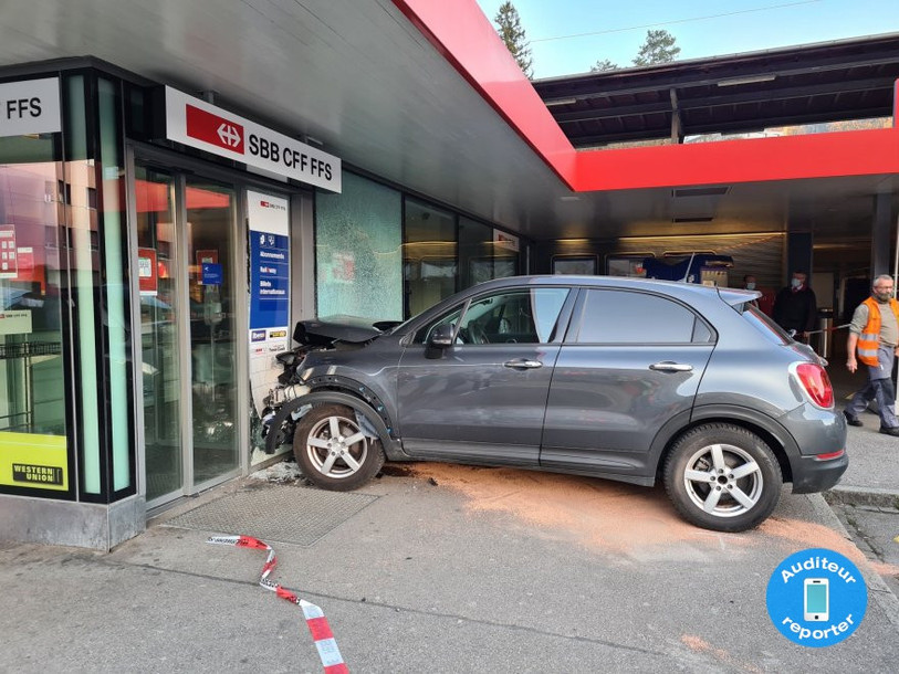Pour une raison indéterminée, le véhicule a terminé sa course dans la vitrine du guichet de la gare de Moutier.