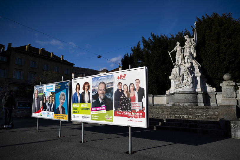 Des affiches pour les élections cantonales du 18 avril à Neuchâtel avec les candidats de l’UDC, du PLR, du Centre, des Vert’libéraux, des Verts et du POP. (Photo : KEYSTONE / Jean-Christophe Bott). 