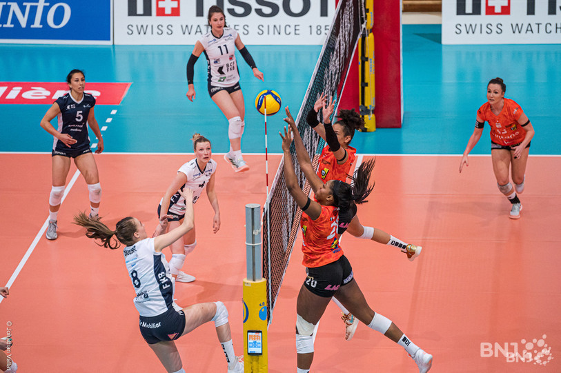 Les joueuses du NUC ont souvent pris le meilleur sur leur adversaire dans les duels au filet vendredi soir. (photo : Jonathan Vallat)