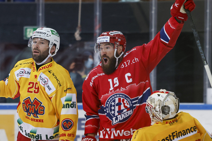 Andrew Rowe, buteur, et les St-Gallois ont brutalement mis fin à la saison du HC Bienne. (KEYSTONE/Christian Merz)