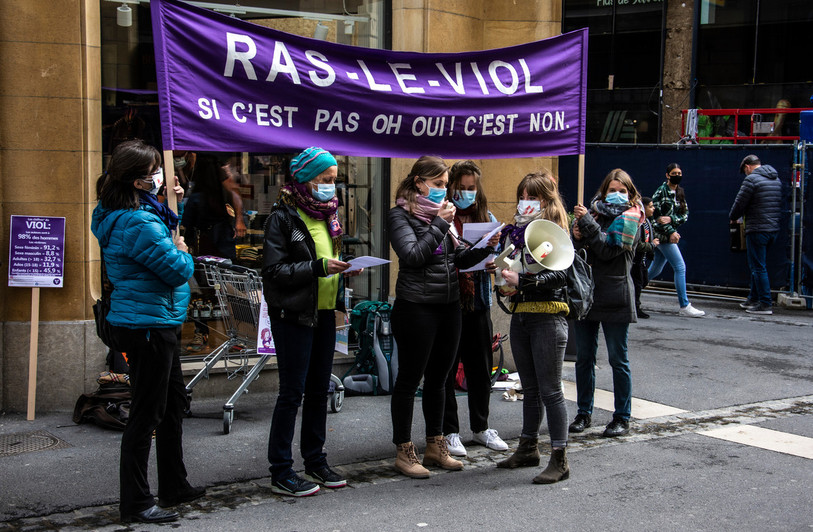 Le Collectif neuchâtelois pour la grève féministe, comme d'autre collectifs romands, était ce samedi dans la rue pour demander que la notion de consentement entre dans la définition du viol. (Photo : Collectif neuchâtelois pour la grève féministe)