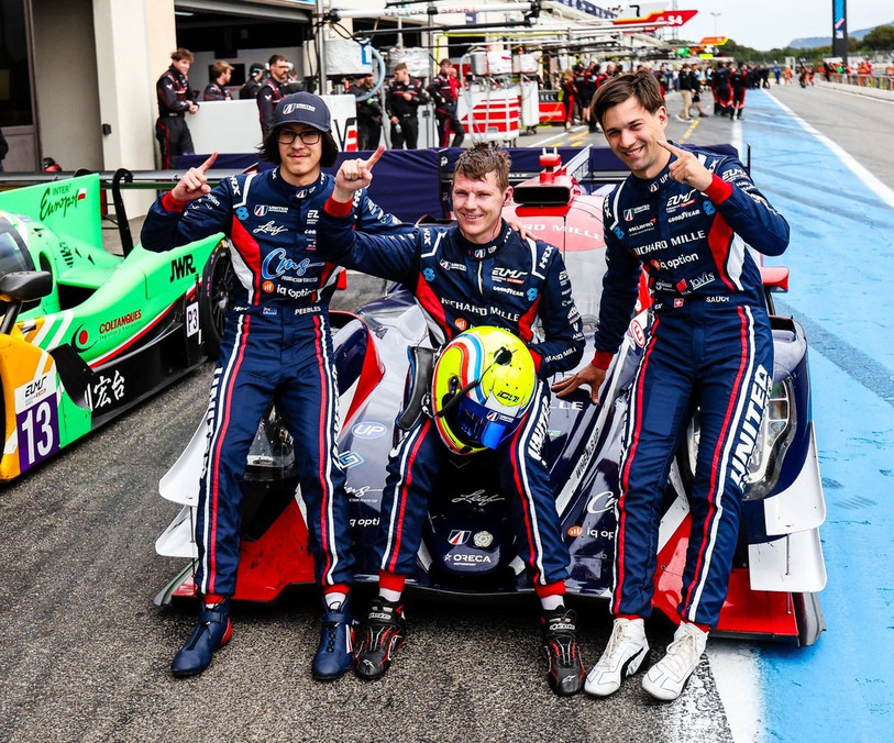 Grégoire Saucy (tout à droite) et ses coéquipiers célèbrent la victoire en France. (Photo : United Autosports)