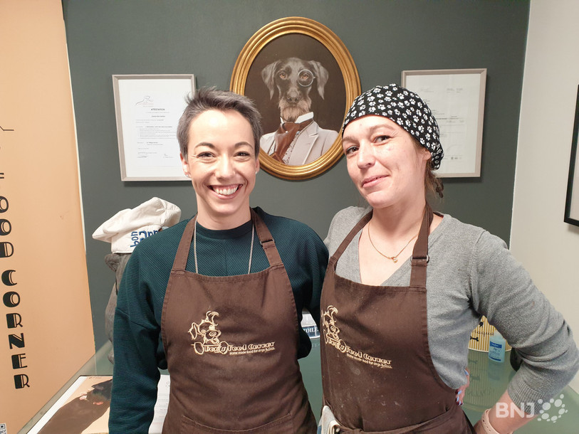 Derrière les fourneaux, Joana Santos (à gauche) et Julie Scurti (à droite) forment un duo de choc. « Notre organisation est millimétrée. Si une de nous deux prend du retard, on est cuite ! », plaisantent-elles.