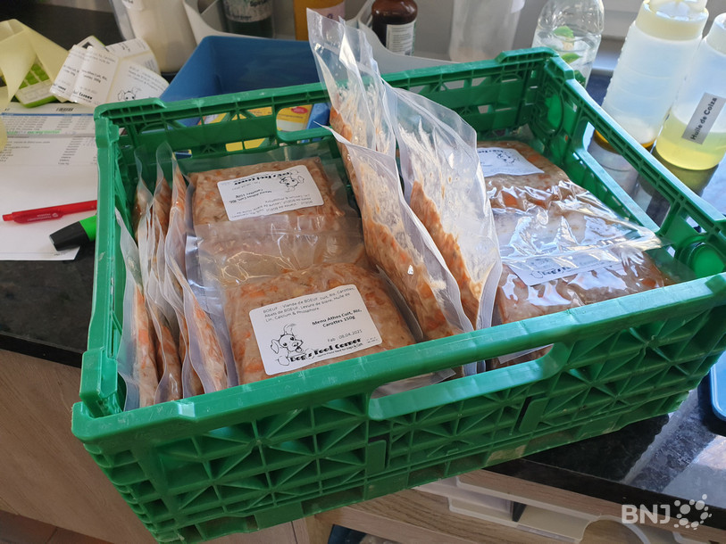 Joana Santos ne travaille qu’avec des produits frais. Une fois mises sous vide, ces portions de nourriture pour chien seront conservées au frigo pendant une semaine avant d’être livrées.