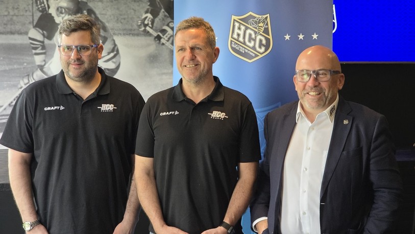 Thomas Rhodin (au centre), le nouvel entraîneur des Abeilles, dirigera sa première rencontre sur le banc du HCC le 10 septembre face au CP Berne.