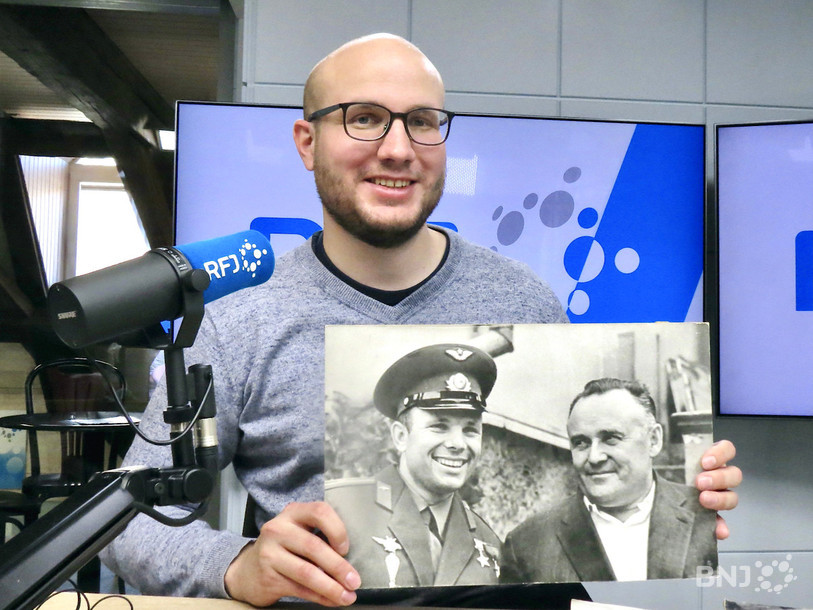L'organisateur de la « Nuit de Youri » dans le Jura, Grégoire Hauser, avec une photo qui présente Youri Gagarine (à gauche) et l'ingénieur en chef du programme spatial soviétique Sergueï Korolev (à droite).