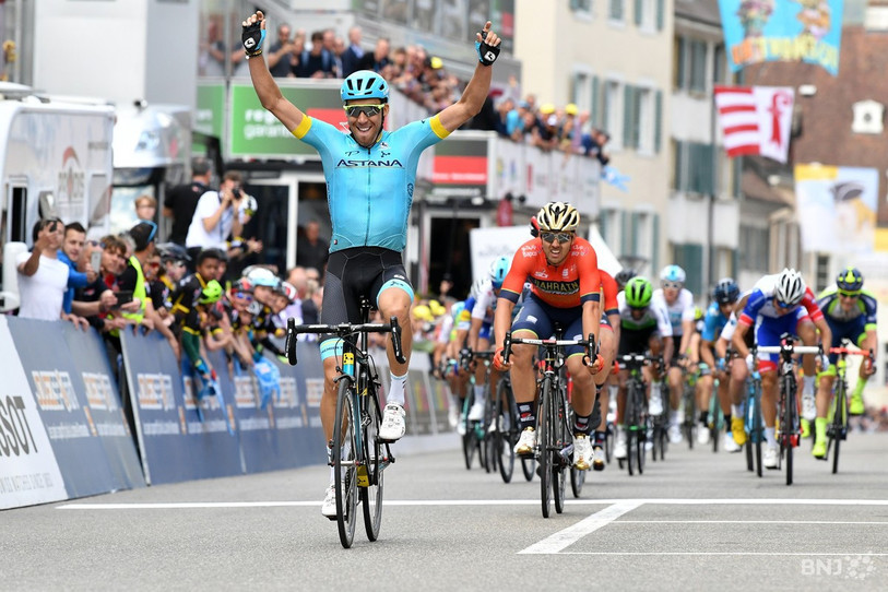 25 avril 2018, Omar Fraile remporte un sprint à la rue du 23 juin à Delémont. L’Espagnol est le dernier cycliste à avoir gagner une étape du Tour de Romandie dans le Jura. (Photo archives : Georges Henz)