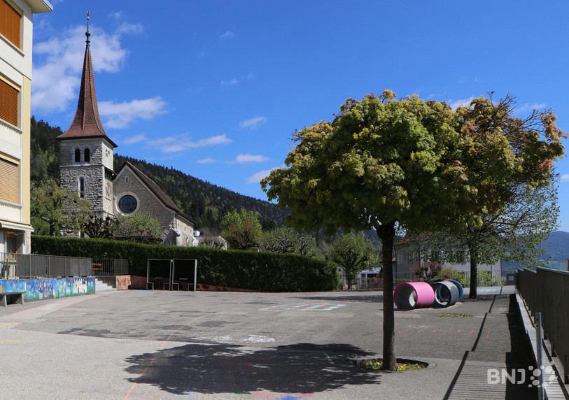 A Fontainemelon, la cour du collège primaire va reverdir.