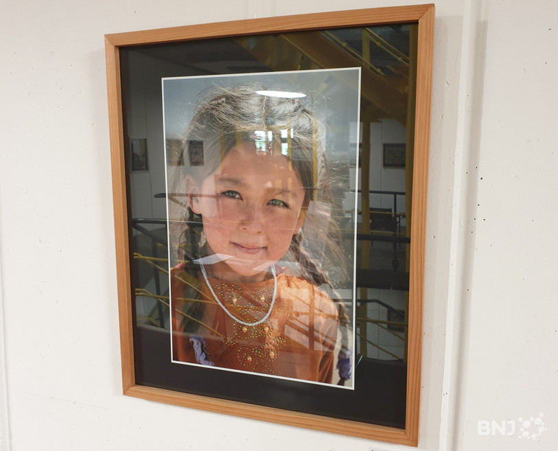 « La petite fille aux yeux bleus », comme l’appelle Pascale Jacquet, était très timide. « Il a fallu passer beaucoup de temps avec elle et l’amadouer pour qu’elle accepte que je la photographie », raconte-t-elle.