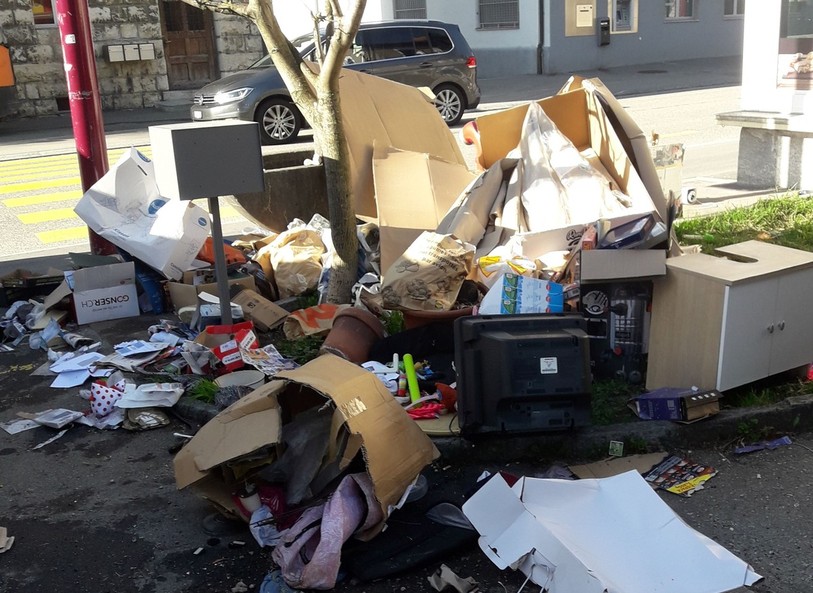 Cartons et déchets électroniques ont été retrouvés dans les encombrants. (Photo : commune de Valbirse)