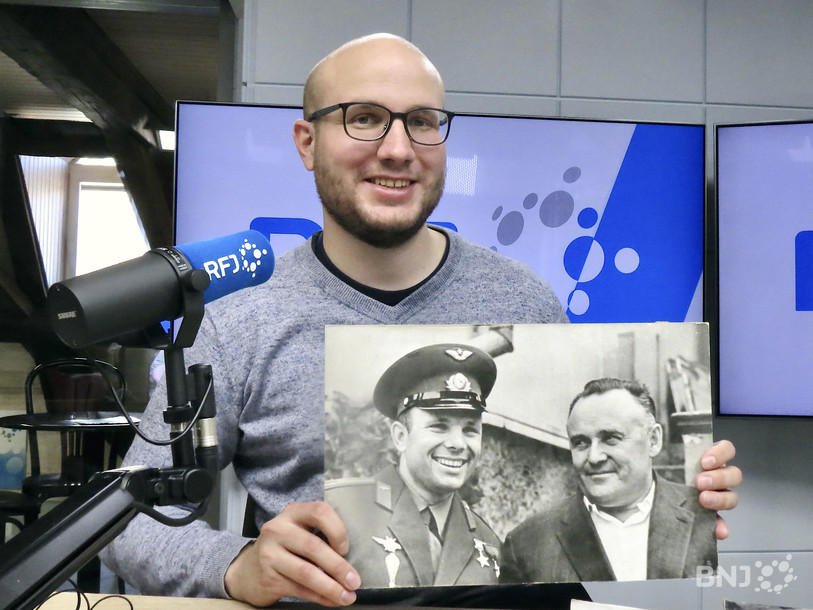 Grégoire Hauser avec la photo de Youri Gagarine et Sergei Korolev