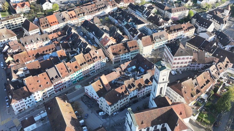 La vieille ville de Delémont restera accessible en voiture. (Photo : DRONEPROF.)