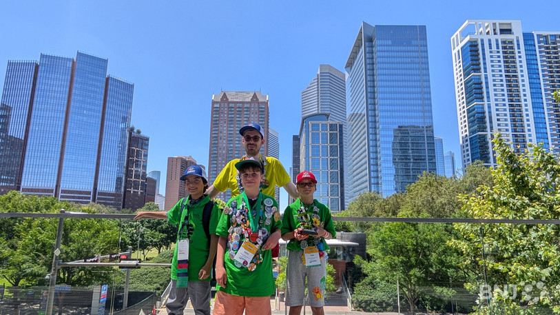 Dante Arellano, Kayis Buchwalder et Tom Mathie ont remporté le prix de la meilleure maquette avec leur coach Daniel Renaud la semaine dernière aux États-Unis. (Photo : Robots-JU).