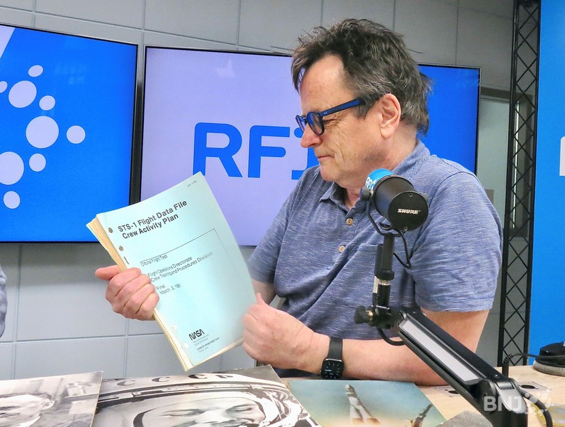 Roland Keller et la feuille de vol de la navette Columbia
