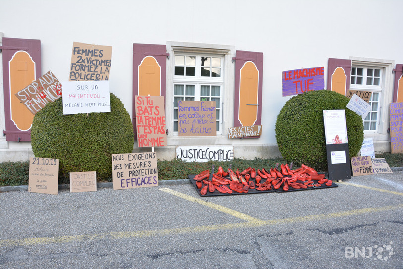 De nombreux panneaux ont été déposés devant le tribunal de Porrentruy.