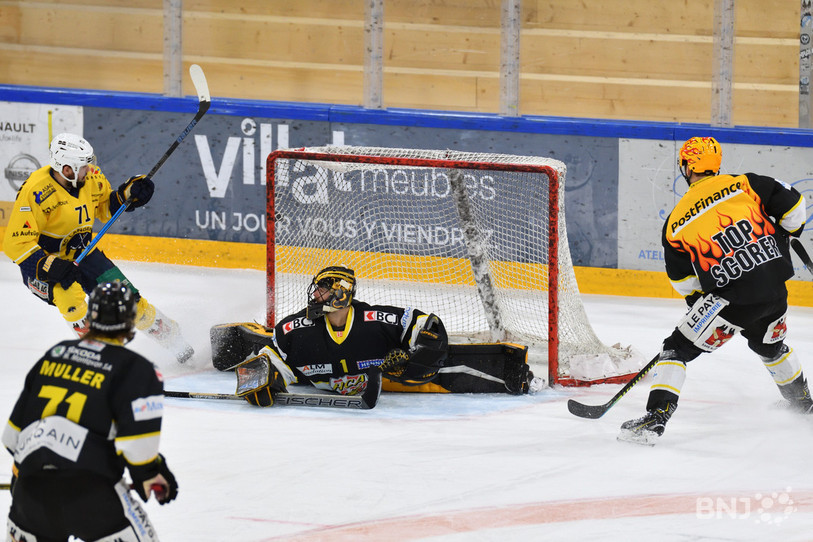 Avant l'égalisation de Langenthal à 2-2, Stefan Tschannen a raté une montagne. Les Bernois ont été conquérants à Porrentruy et ont souvent profité de quelques erreurs jurassiennes (photo : Georges Henz).