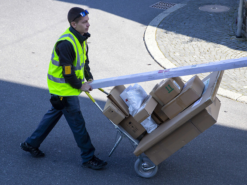 Le facteur pourra être sollicité à Develier pour effectuer des opérations postales depuis chez soi. (Photo : KEYSTONE / Salvatore Di Nolfi).