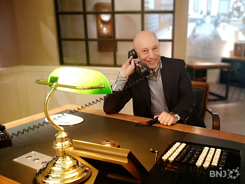 Daniel Bloch dans le bureau dans son grand-père reconstruit comme tel au sein de l'espace musée de la chocolaterie à Courtelary.