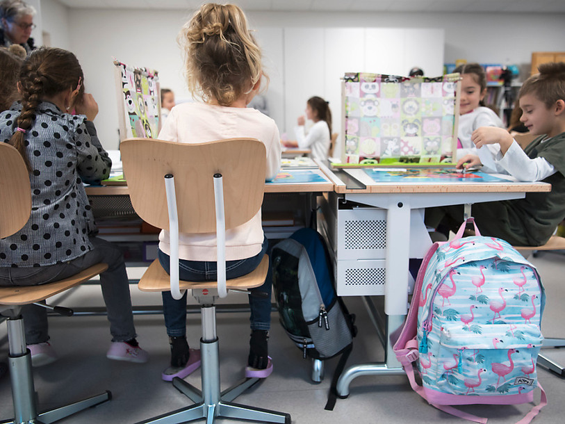 Le groupe socialiste au Parlement jurassien prend le canton de Berne en exemple pour son modèle d'école à journée continue. (Photo d'illustration : KEYSTONE / Laurent Gillieron)