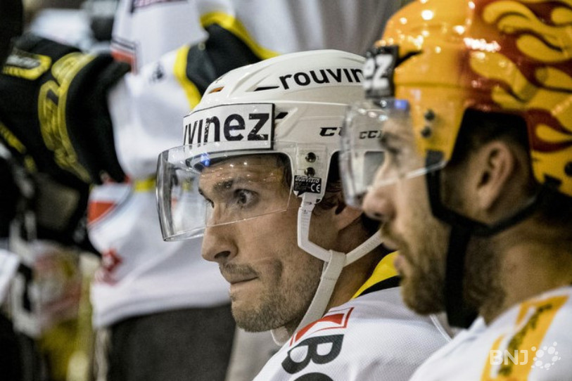 Jonathan Hazen ne sera pas aux côtés de Philip-Michael Devos (casque jaune) ce mercredi soir sur la glace de Langenthal (photo : Georges Henz, archives).