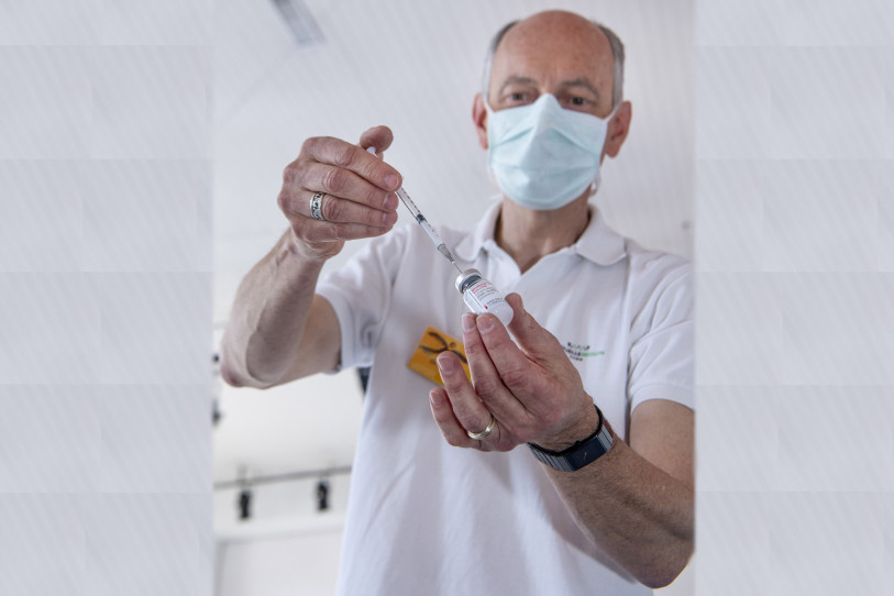 Le docteur Brechbühler, de Corgémont, a lancé une campagne de vaccination à grande échelle dans son village. (Photo : Béatrice Devènes)