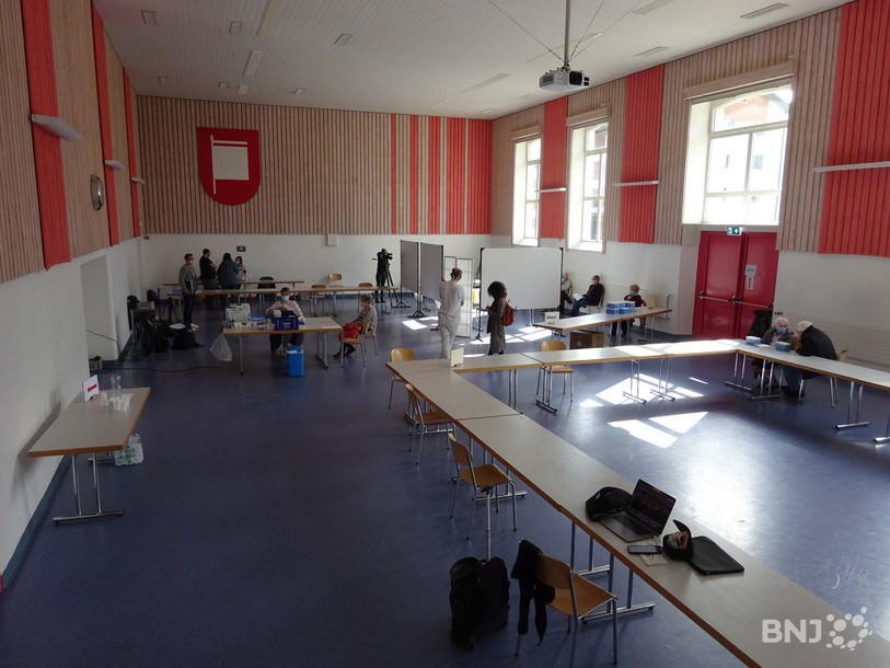 La salle de Spectacles de Corgémont a été aménagée pour la vaccination, une demi-journée par semaine.