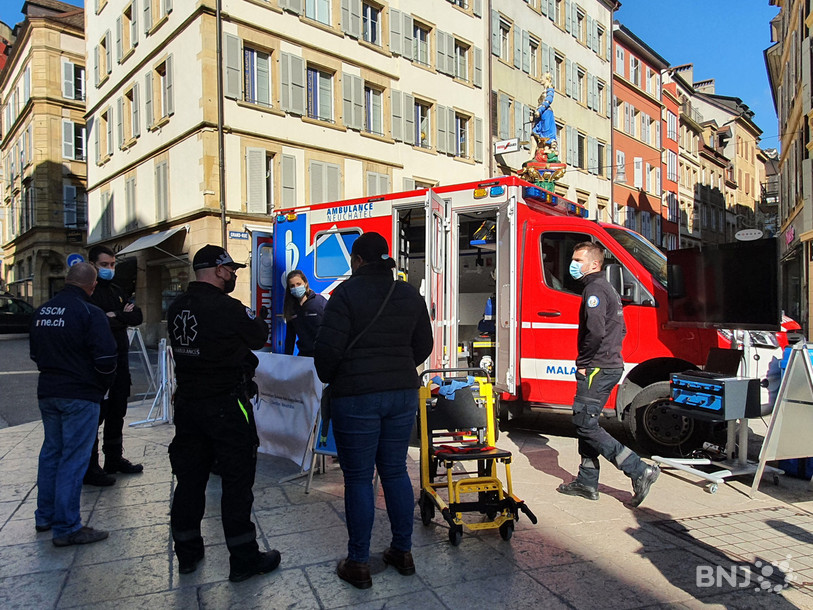 Les ambulanciers étaient au centre-ville de Neuchâtel pour donner un maximum d'informations aux curieux.