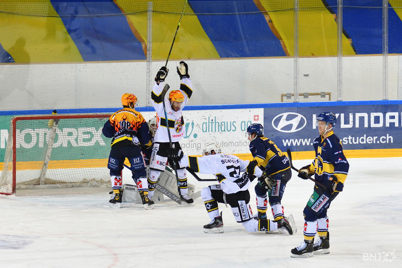 Reto Schmutz et Philip-Michaël Devos exultent : le HC Ajoie est en finale du championnat de Swiss League. (photo : Georges Henz)