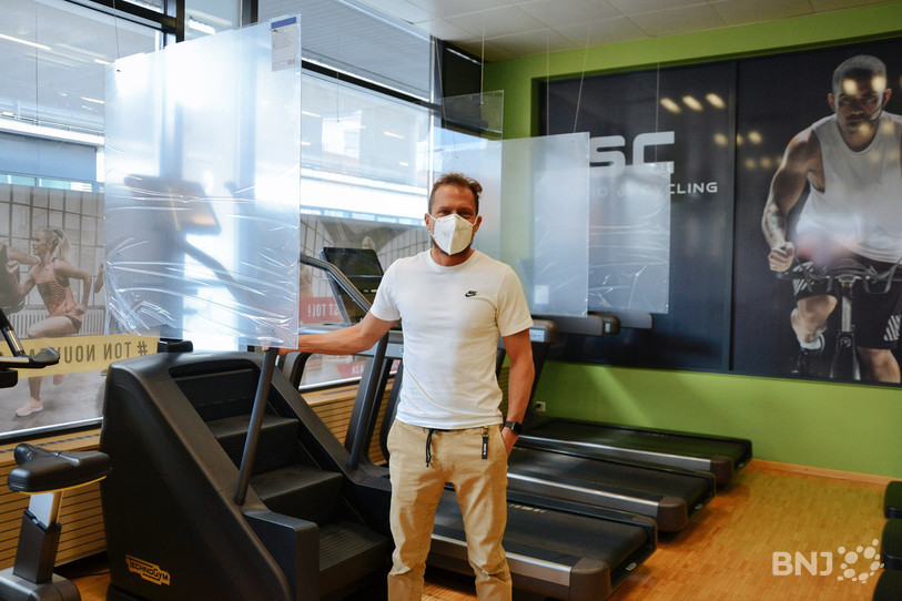 Romain Brucker, gérant du Physic Club à Delémont, travaille à la réouverture de sa salle de sport. Entre chaque machine, des plaques de Plexiglas ont été installées pour tenter d'isoler chaque sportif.