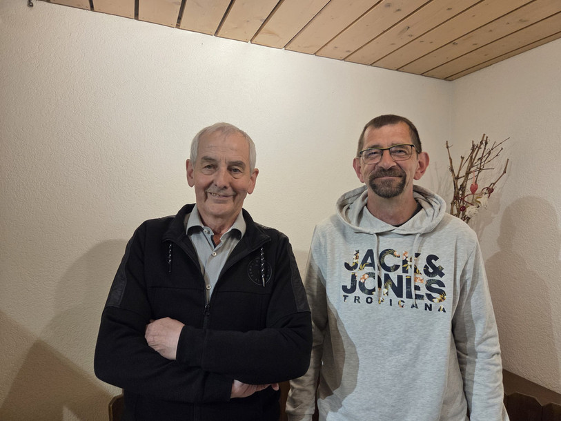 Bernard Varin, à gauche, a transmis le flambeau à Didier Jeanbourquin mercredi soir. (Photo : Société coopérative d'agriculture des Franches-Montagnes)
