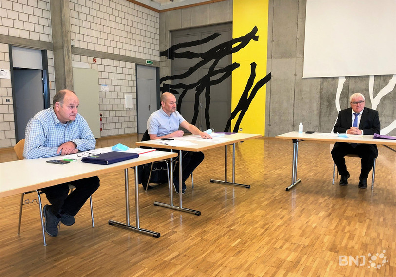 Le conseiller municipal en charge des finances Marc Tobler, l'administrateur des finances Fabrice Zartemi et le maire Marcel Winistoerfer (de gauche à droite) appellent les Prévôtoises et Prévôtois à approuver le budget communal 2021 le 9 mai prochain.
