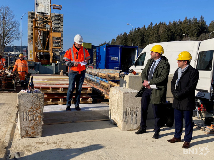 Une cérémonie en présence des autorités a été organisée pour saluer la première étape de la construction du pont.
