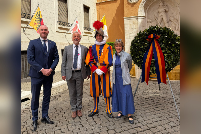 Le nouveau garde du pape jurassien Valentin Prétat entouré de ses parents et de Sylvain Queloz, président de l’Association suisse des anciens gardes pontificaux. (Photo : Sylvain Queloz.)