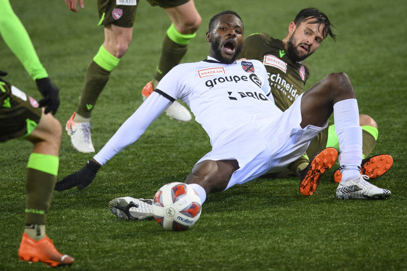 Louis Mafouta à la lutte pour le ballon entre trois Thounois. (photo : Keystone, Laurent Gillieron)