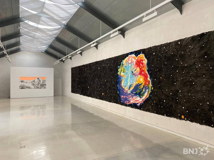 La fresque monumentale a été réalisée spécialement pour l'exposition. Elle occupe tout un pan de la grande salle du musée.