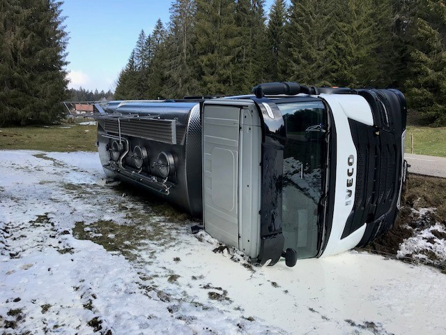 Le véhicule transportait du lait. Il a perdu une partie de son chargement dans le champ. (Photo : police cantonale jurassienne)